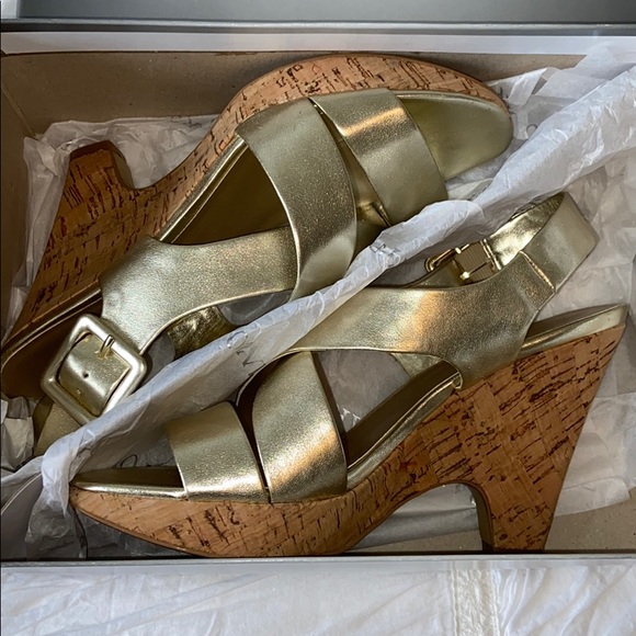 Franco Sarto Gold Heel - Picture 2 of 8